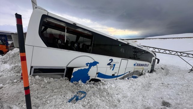 Van'da yoldan çıkan otobüsteki 11 yolcu yaralandı