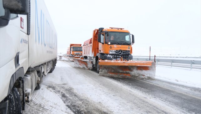 Kars-Digor kara yolunda ulaşım güçlükle sağlanıyor 