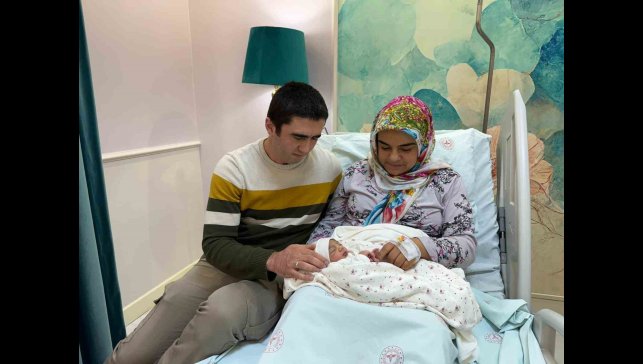 8 yıllık evlat hasreti yılbaşında son buldu: Tunceli'de 2026'nın ilk bebeği "Sahra" dünyaya gözlerini açtı