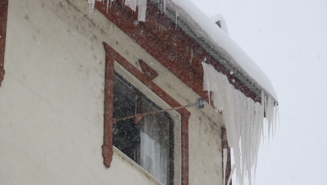 Ağrı'da üzerine buz sarkıtı düşen kişi yaralandı