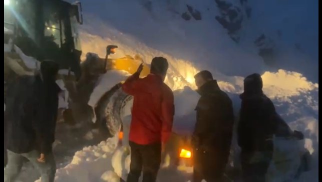 Şemdinli'de çığ altında can pazarı: Karayolları ekipleri zamanla yarışarak 3 kişiyi kurtardı