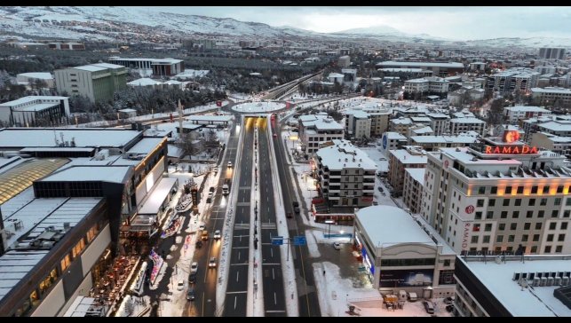 Elazığ'da belediye ekipleri, karla mücadelesini aralıksız sürdürüyor