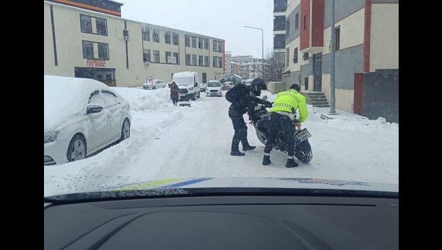 Tipiye rağmen görev başındaki polisler yolda kalanların yardımına koştu