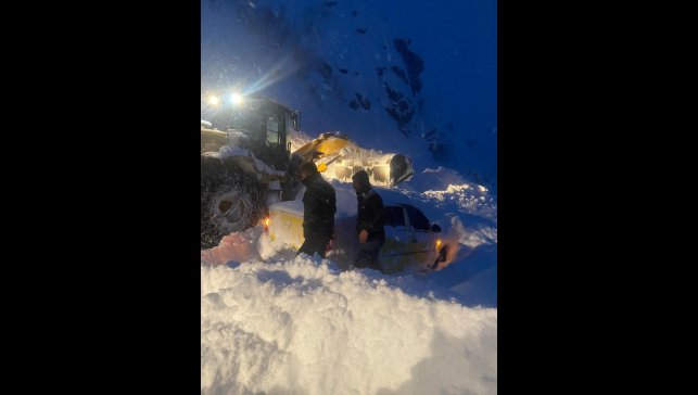 Hakkari'de çığ altında kalan taksideki 3 kişi kurtarıldı