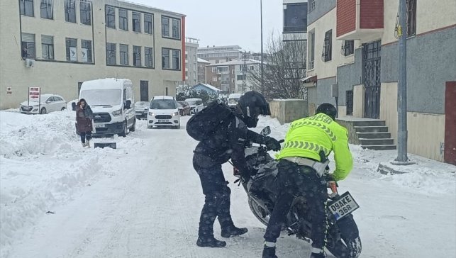 Bitlis'te kar nedeniyle yolda kalan sürücülere trafik ekipleri yardım ediyor