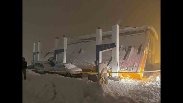 Hakkari'de akaryakıt istasyonunun çatısı çöktü: 8 kişi yaralandı