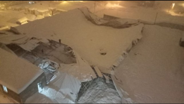 Yüksekova'da yoğun kar nedeniyle halı sahanın çatısı çöktü