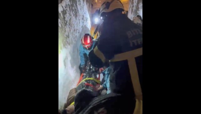 Damda kar temizlerken üzerlerine çığ düştü