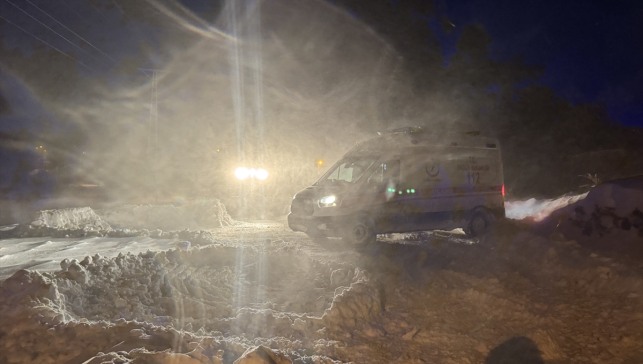Ağrı'da yolu kardan kapanan köydeki hastaya paletli ambulansla ulaşıldı