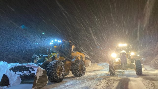 Bitlis'te kar nedeniyle Panor Dağı'nda mahsur kalan doğal gaz tankeri kurtarıldı
