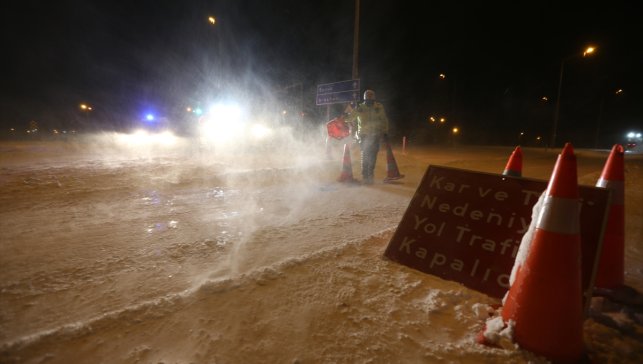 Kars'ta kar ve tipi nedeniyle bazı yollar tüm araç trafiğine kapatıldı 
