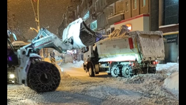 Hakkari'de kar dağları şehir dışına çıkartılıyor