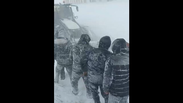 Yüksekova'da taziyeye gidenler fırtınaya yakalandı