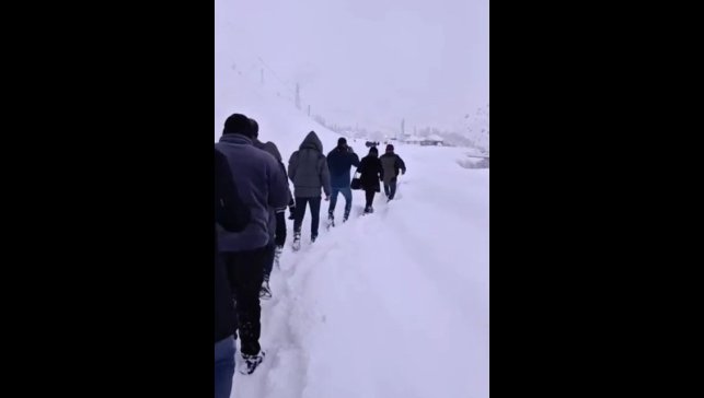 Çığla kapanan yolda mahsur kalan 100 kişi köyde misafir edildi