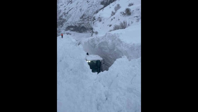 Çukurca yolunda nefes kesen çığ temizliği