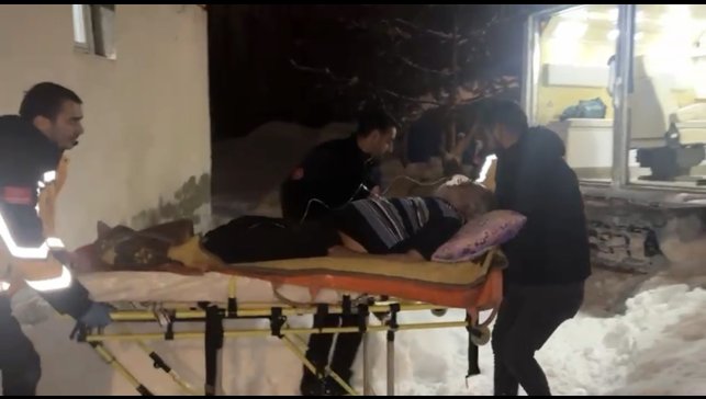 Nefes darlığı yaşayan hasta karla kaplı köyden paletli ambulansla kurtarıldı