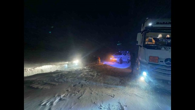 Mahsur kalan sürücüler Off-road ekiplerince kurtarıldı