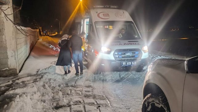 Van'da ulaşım sağlanamayan yerleşim yerlerindeki hastaların yardımına ekipler yetişti
