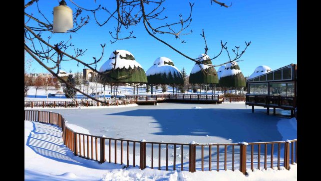 Hava sıcaklıklarının eksi 13'ü gördüğü kentte süs havuzları dondu