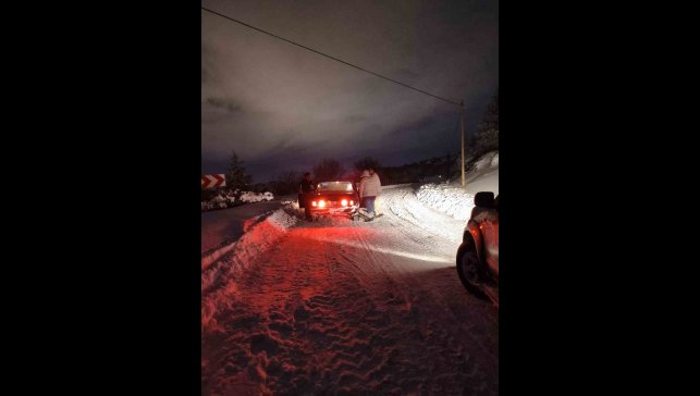 Yolda mahsur kalan vatandaşın yardımına belediye ekipleri yetişti