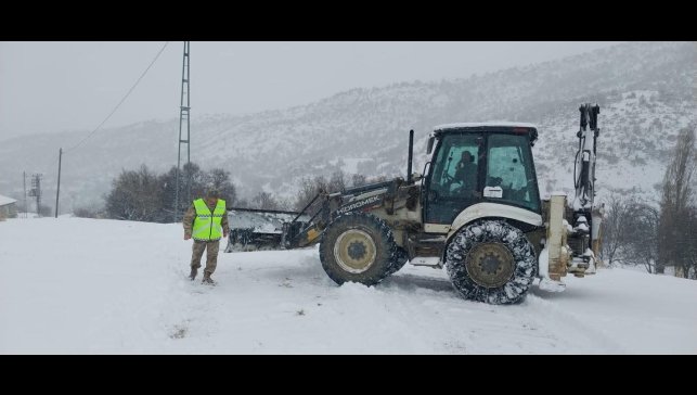 Çemişgezek'te karla kaplı yol açıldı, ekipler hasta inek için seferber oldu