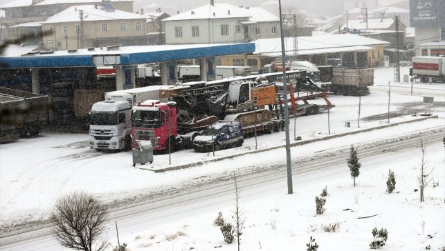 Kar nedeniyle kapanan Hekimhan-Kangal kara yolu yeniden açıldı