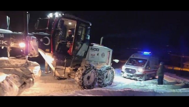 Elazığ'da hastaya giderken karda mahsur kalan ambulans kurtarıldı
