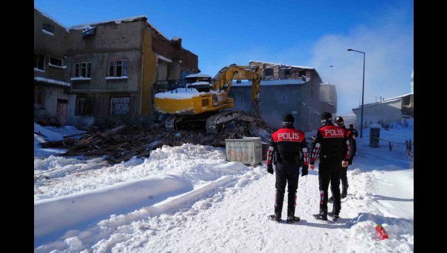 Erzurum'da metruk binalar yıkılıyor