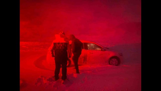 Ağrı'da AFAD ekipleri mahsur kalan vatandaşlara ulaştı