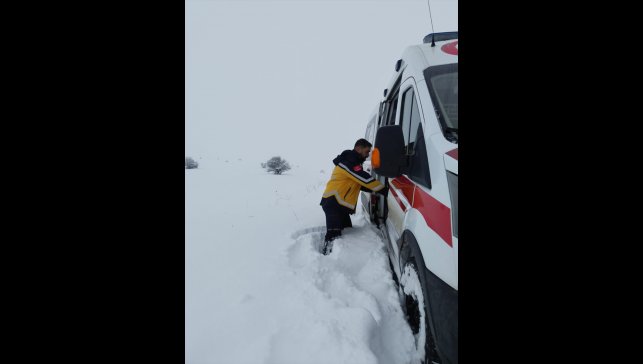 Tunceli'de kar nedeniyle yolu kapanan mezradaki hasta ekiplerce hastaneye ulaştırıldı