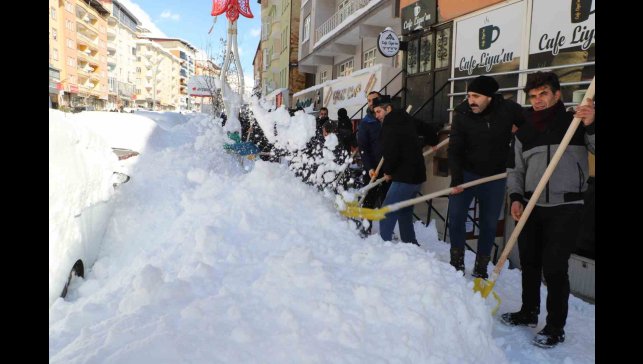 Güvenlik korucularından karla mücadeleye destek