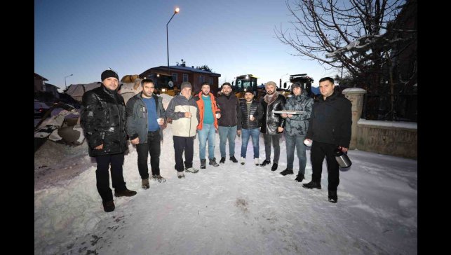 Aziziye'nin karla mücadele timlerine gece yarısı sürprizi