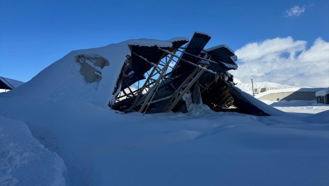 Hakkari'de kar nedeniyle bazı halı saha ve binaların çatıları çöktü 