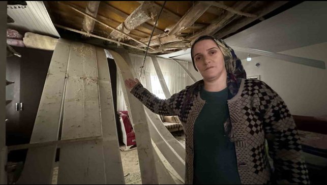 Yüksekova'da karın ağırlığına dayanamayan evin tavanı çöktü