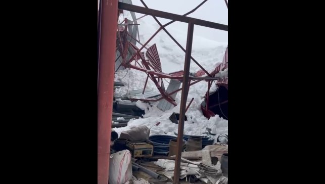 Derecik'te ahır çatısı çöktü