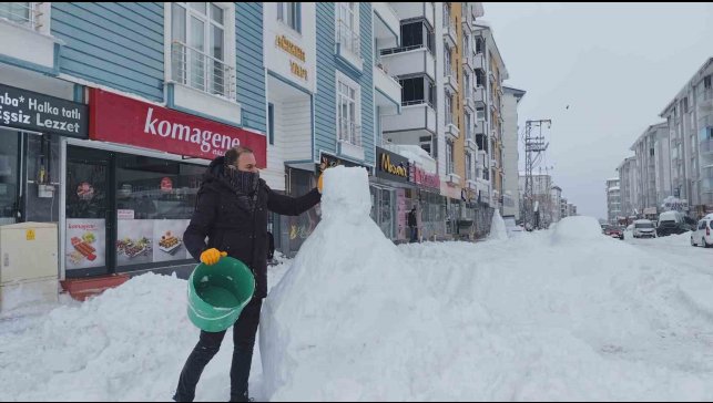 Erciş'te boş kalan esnaf kardan adam yaptı