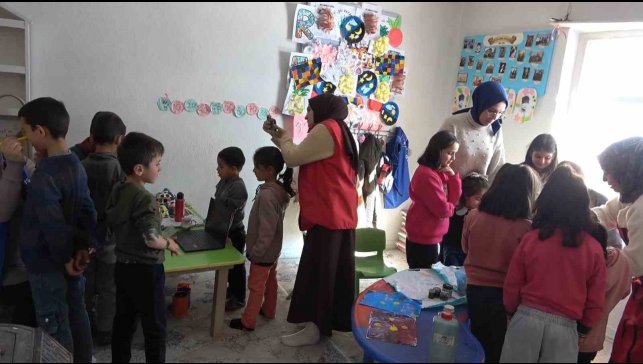 Köy çocukları, gençlik merkezi gönüllüleriyle doyasıya eğlendi