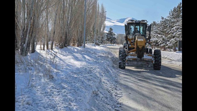 Atatürk Üniversitesi kampüsünde kar temizleme çalışmaları aralıksız sürüyor