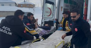 Ağrı Patnos Uzunca köyü'nde zamanla yarış: 15 yaşındaki hasta paletli ambulansla hastaneye götürüldü