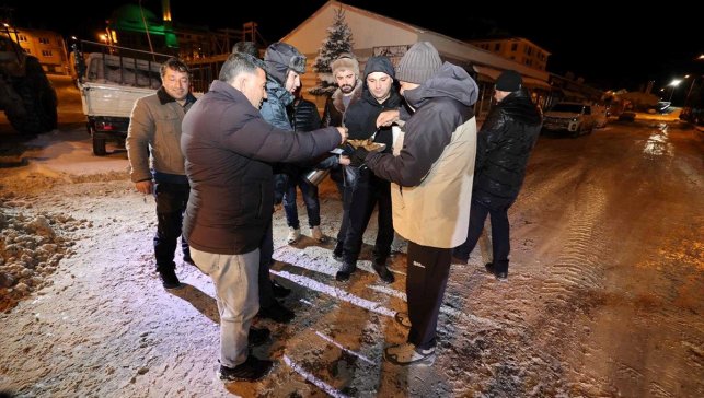 Erzurum'da karla mücadele ekiplerine çay ve tatlı ikramında bulunuldu