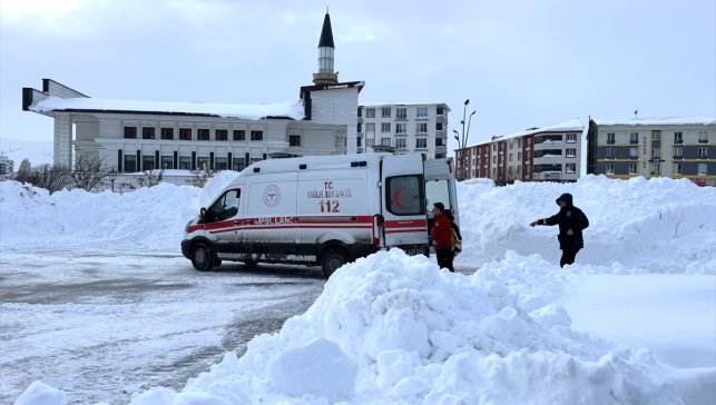 Mezrada mahsur kalan anne ve bebeği ambulans helikopterle hastaneye ulaştırıldı
