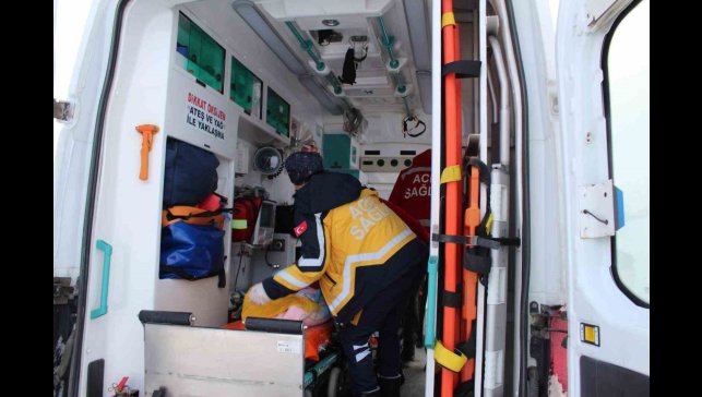Yolu kapalı köyde rahatsızlanan anne ve bebeği ambulans helikopterle kurtarıldı