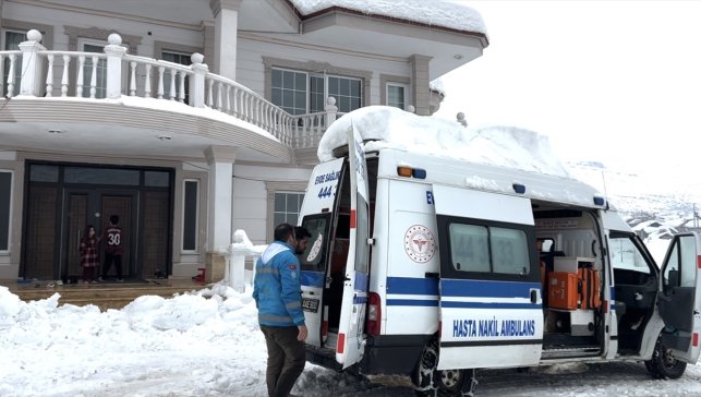 Hakkari'de yolu kapanan mahalledeki hastaya ekiplerin çalışması sonucu ulaşıldı 