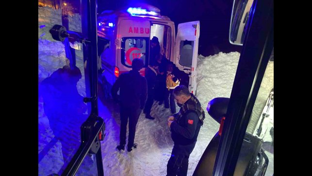 Hakkari'de karda mahsur kalan ambulansa belediye ekiplerinden destek