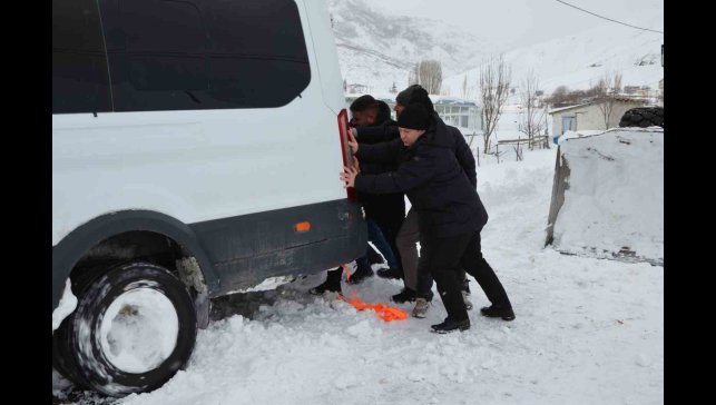 Yolda mahsur kalanların imdadına Kaymakam yetişti
