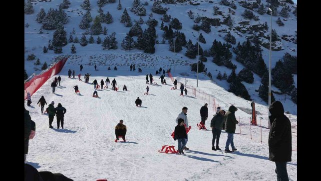 Ergan'da çocukların kızak keyfi