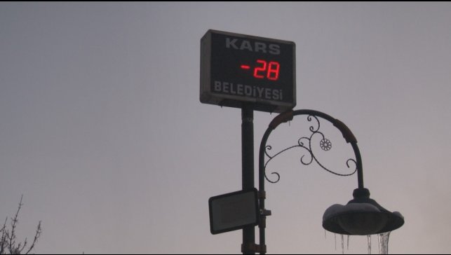 Kars buz tuttu: Termometreler eksi 28'i gösterdi