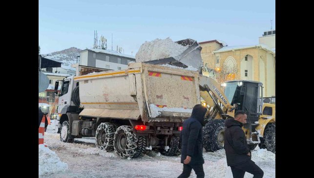 Hakkari'de tonlarca kar şehir dışına taşınıyor