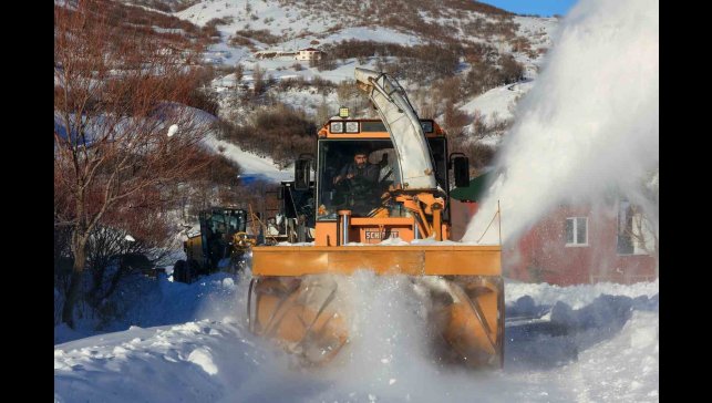 Bingöl'de yoğun kar yağışı sonrası köy yollarında çalışmalar devam ediyor