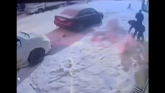 Kardan adama kafa attı